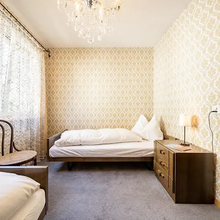 7202 Zweckmaessig Eingerichteten Mit Gedecktem Balkon *