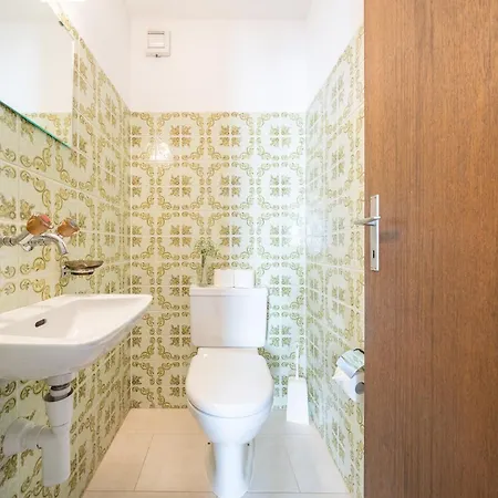 7202 Zweckmaessig Eingerichteten Mit Gedecktem Balkon