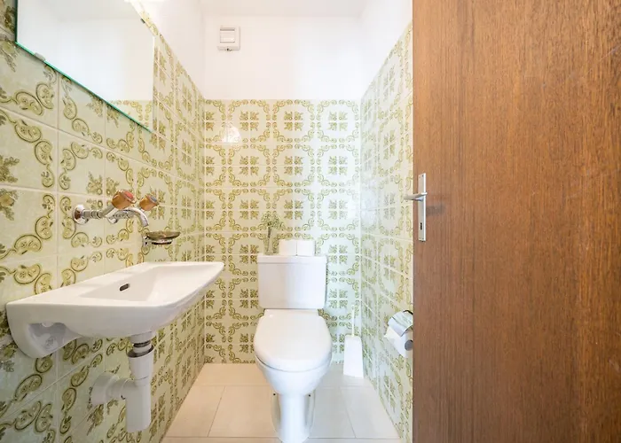 7202 Zweckmaessig Eingerichteten Mit Gedecktem Balkon