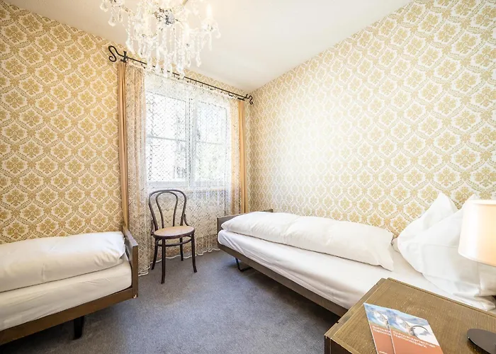 7202 Zweckmaessig Eingerichteten Mit Gedecktem Balkon