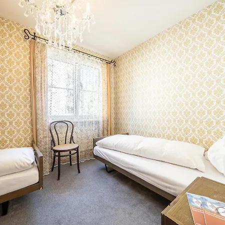 7202 Zweckmaessig Eingerichteten Mit Gedecktem Balkon