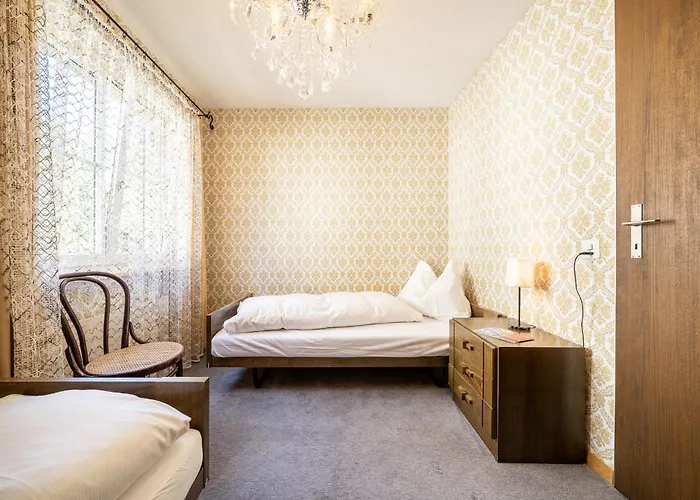 7202 Zweckmaessig Eingerichteten Mit Gedecktem Balkon *